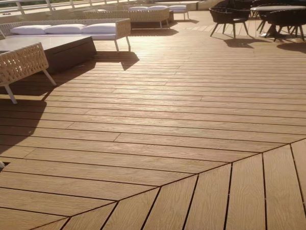 戶外木塑地板鋪設(shè)案例.jpg